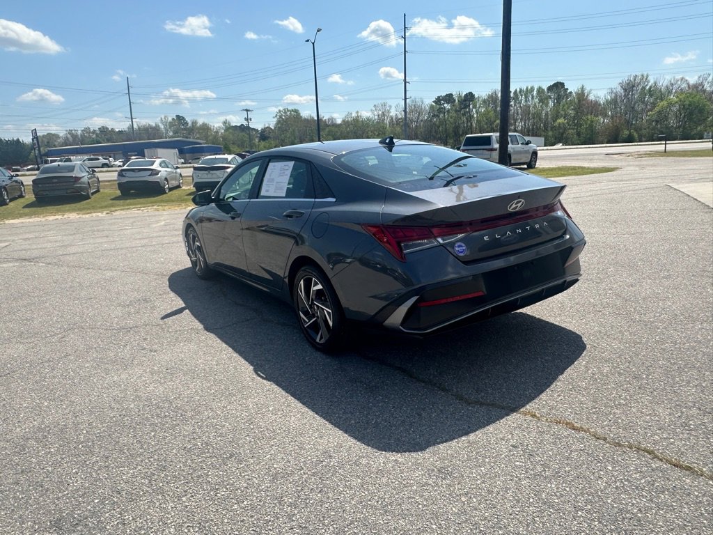 Used 2025 Hyundai Elantra SEL image 3