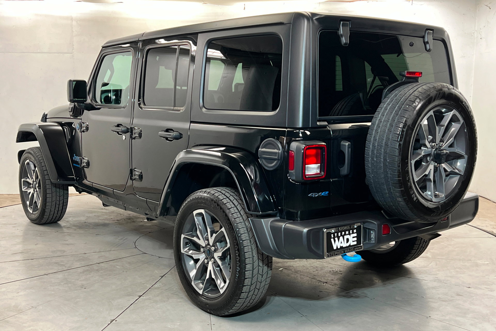 Used 2024 Jeep Wrangler Unlimited AWD/4WD image 3