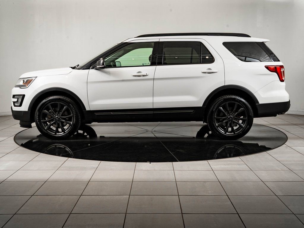 Used 2017 Ford Explorer XLT w/ Equipment Group 202A image 5