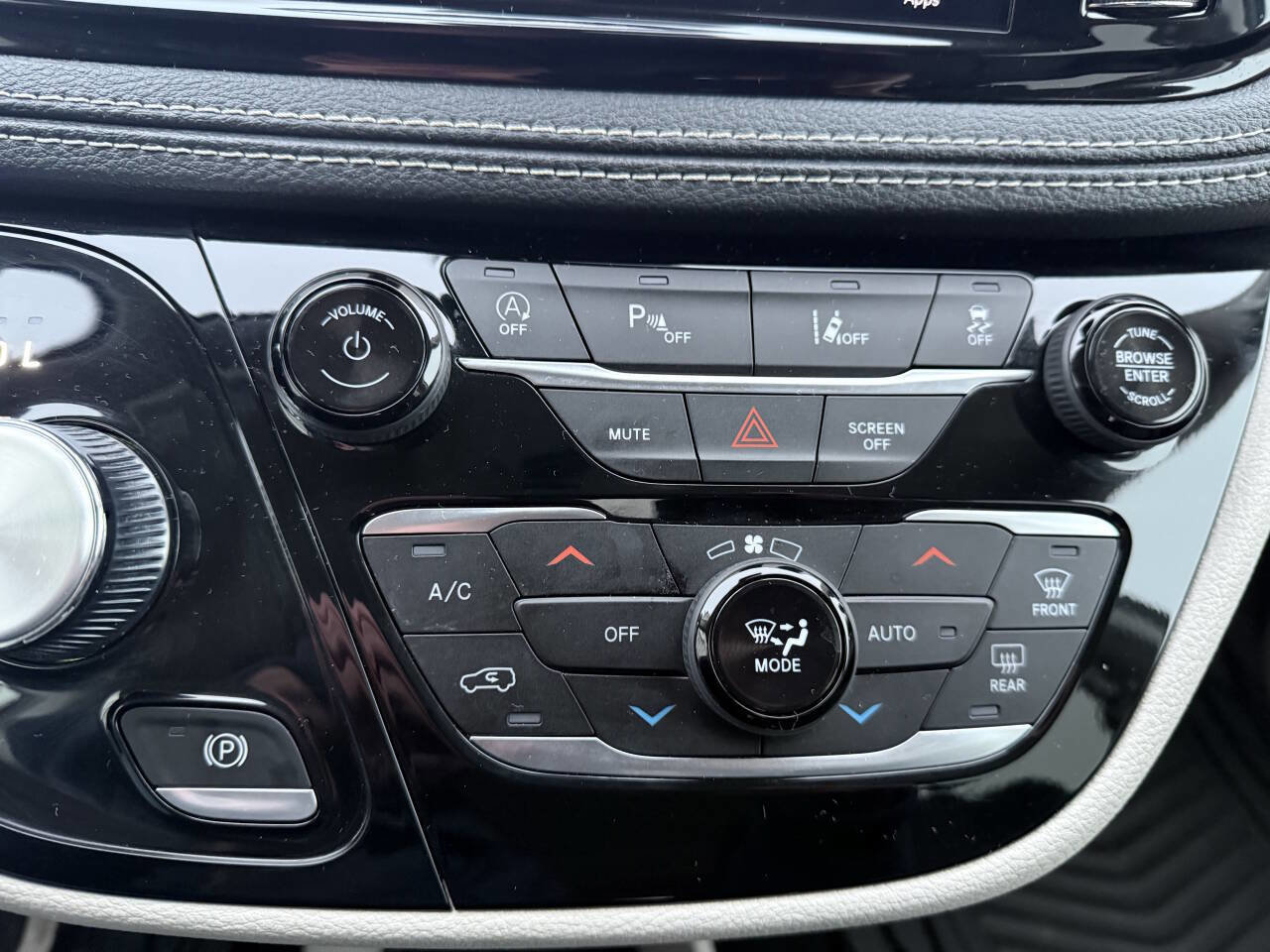 Used 2023 Chrysler Pacifica Touring-L image 21