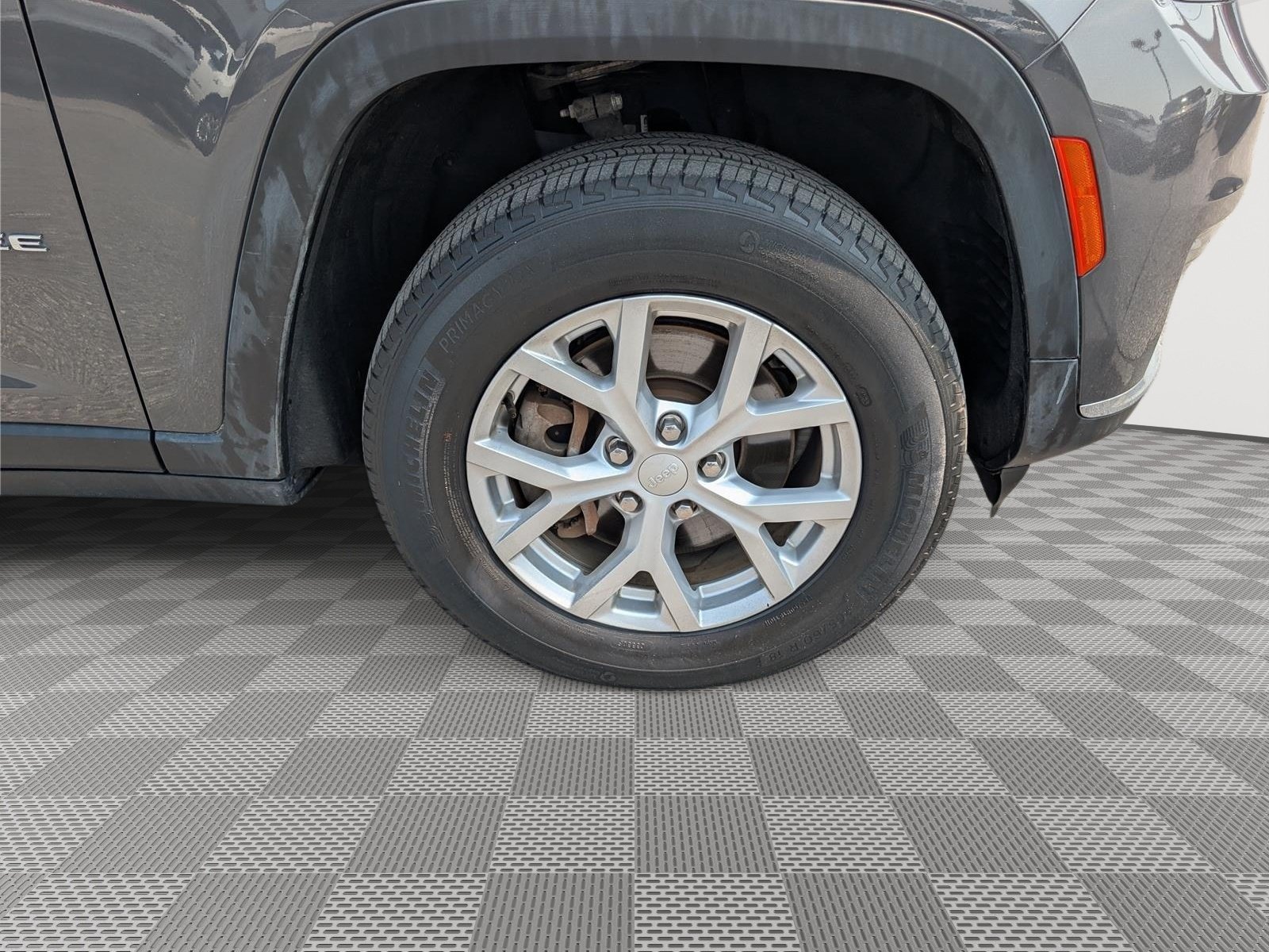 Used 2023 Jeep Grand Cherokee L Limited AWD/4WD image 9