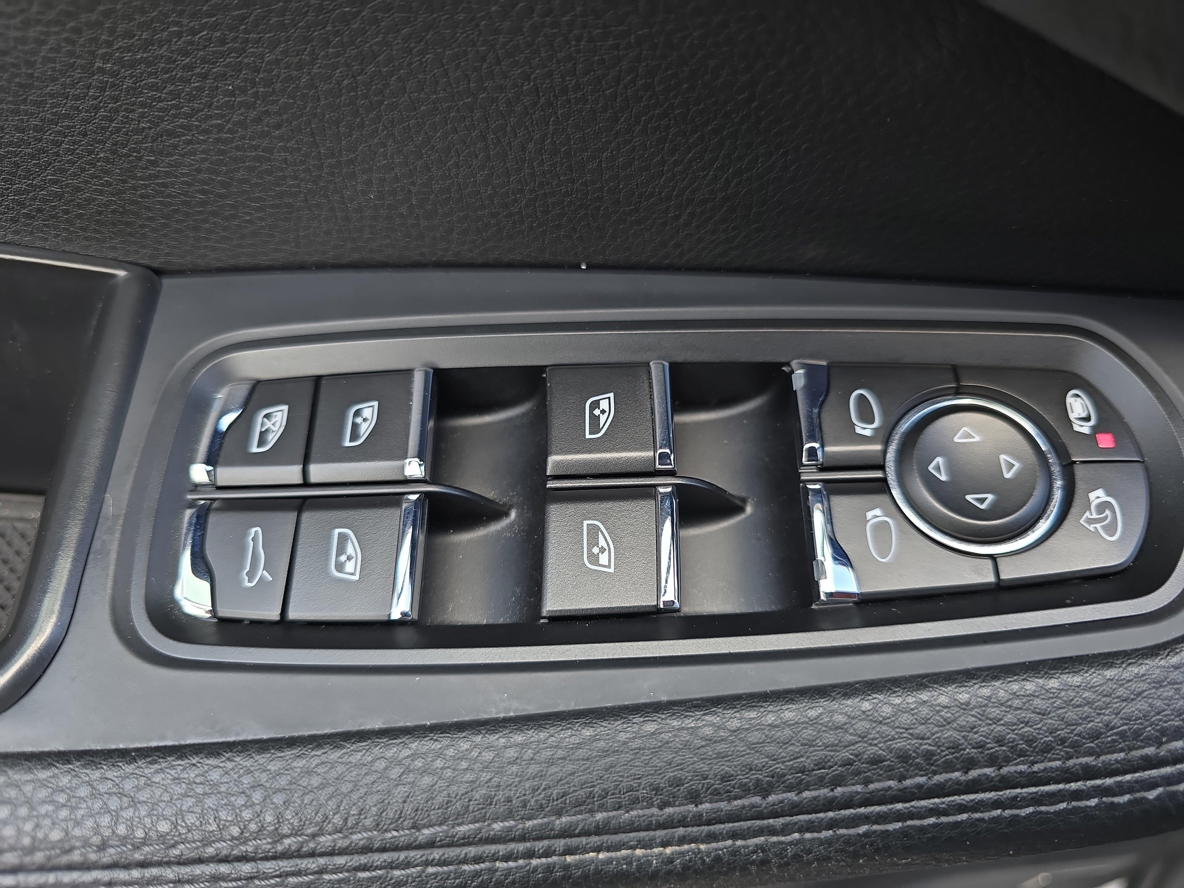 Used 2018 Porsche Macan AWD/4WD image 28