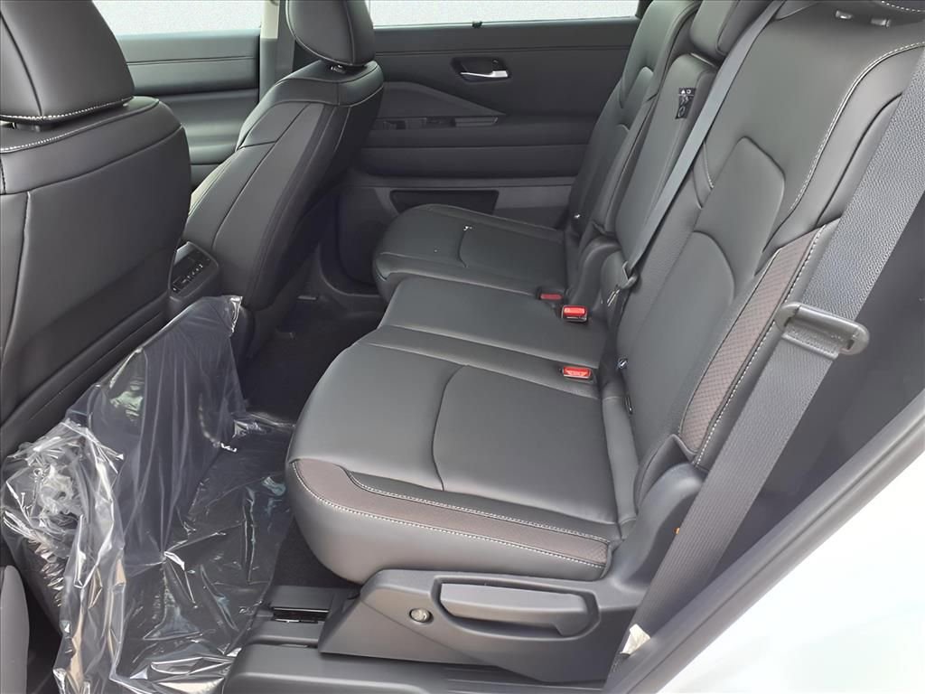 New 2025 Nissan Pathfinder SL image 11