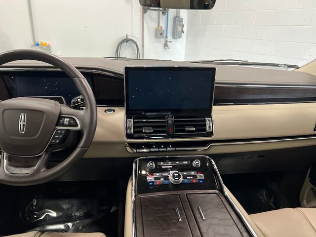 Used 2022 Lincoln Navigator Reserve image 11