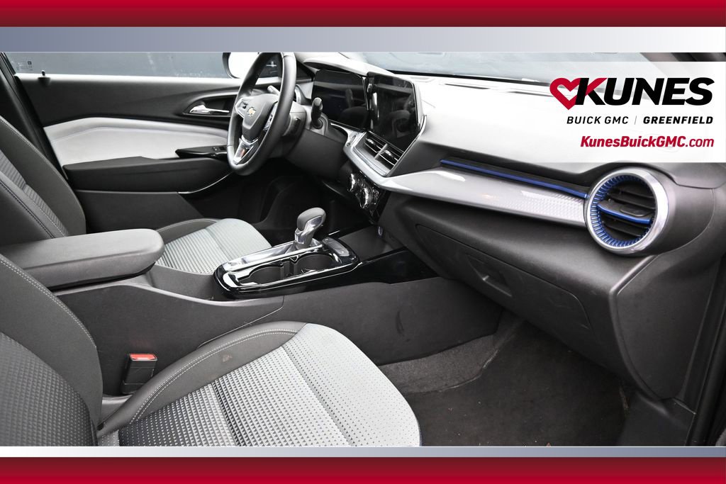 Used 2025 Chevrolet Trax LT w/ LT Convenience Package FWD image 19