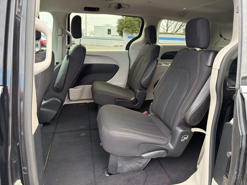 Used 2017 Chrysler Pacifica Touring image 18