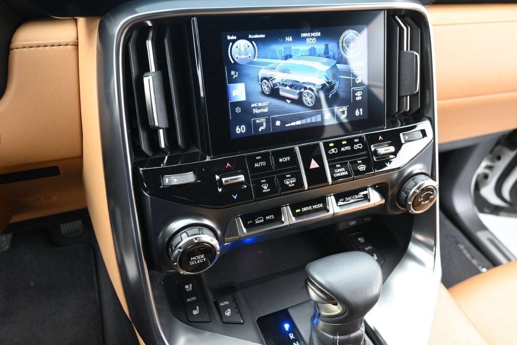 Used 2025 Lexus LX 600 4WD w/ Luxury Package image 7