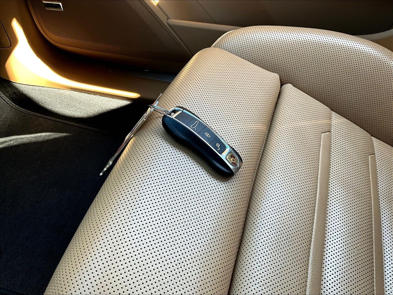 Used 2018 Porsche Panamera 4 AWD/4WD image 35