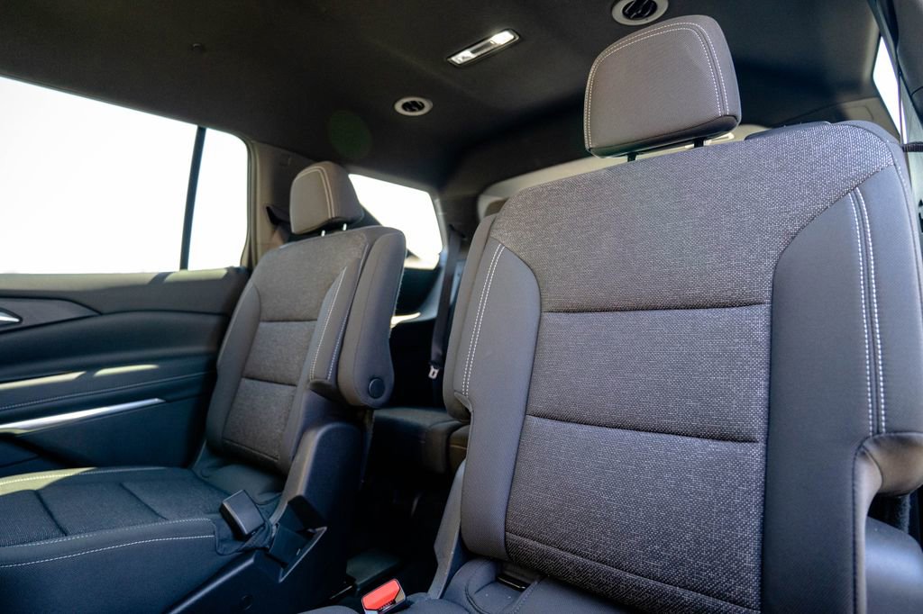 Used 2025 Chevrolet Traverse LT image 32
