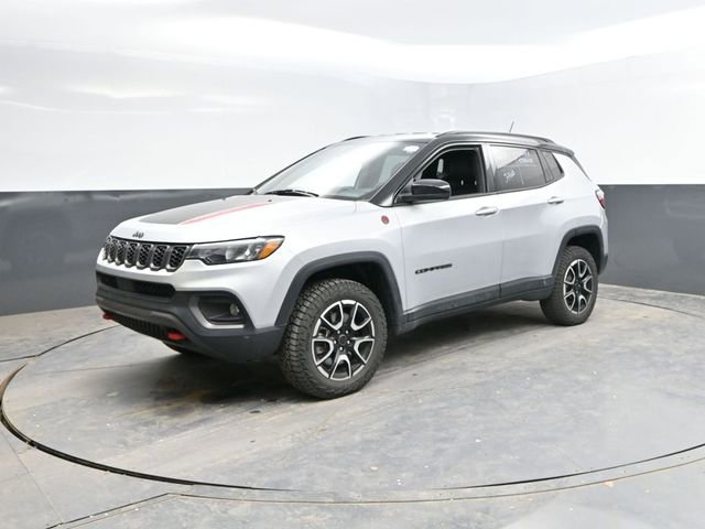 Used 2025 Jeep Compass Trailhawk AWD/4WD image 4