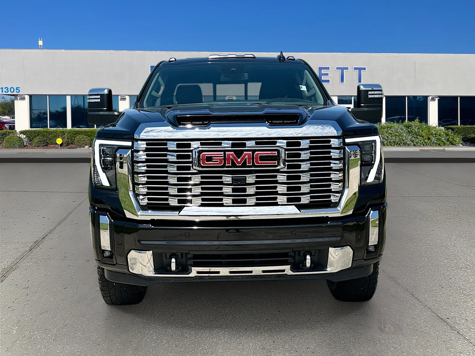 Used 2024 GMC Sierra 2500 Denali AWD/4WD image 2
