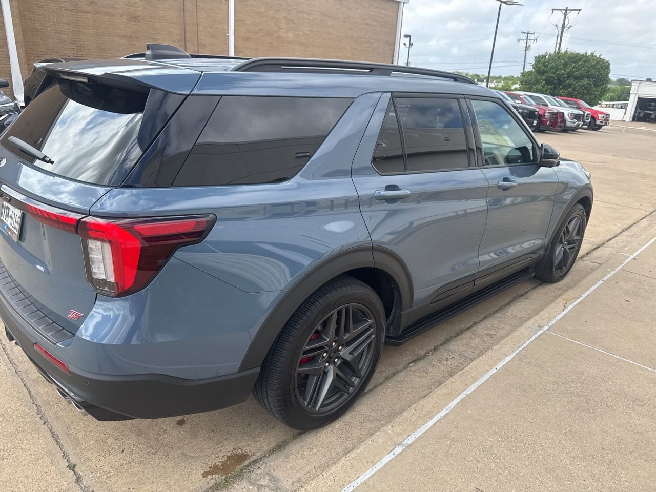 Used 2025 Ford Explorer ST image 4