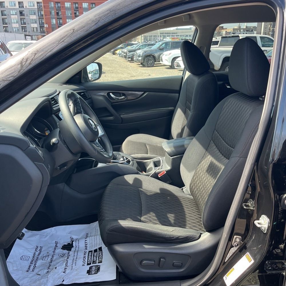 Used 2017 Nissan Rogue SV w/ Midnight Edition image 7