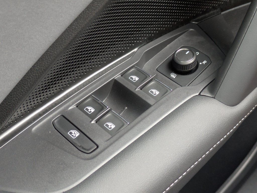 Certified 2025 Volkswagen Tiguan SE AWD/4WD image 24