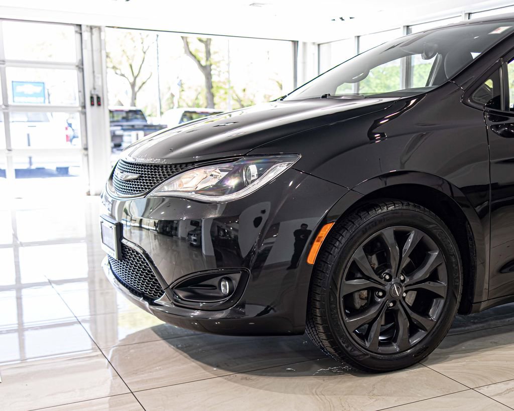 Used 2019 Chrysler Pacifica Touring Plus w/ S Appearance Package FWD image 4