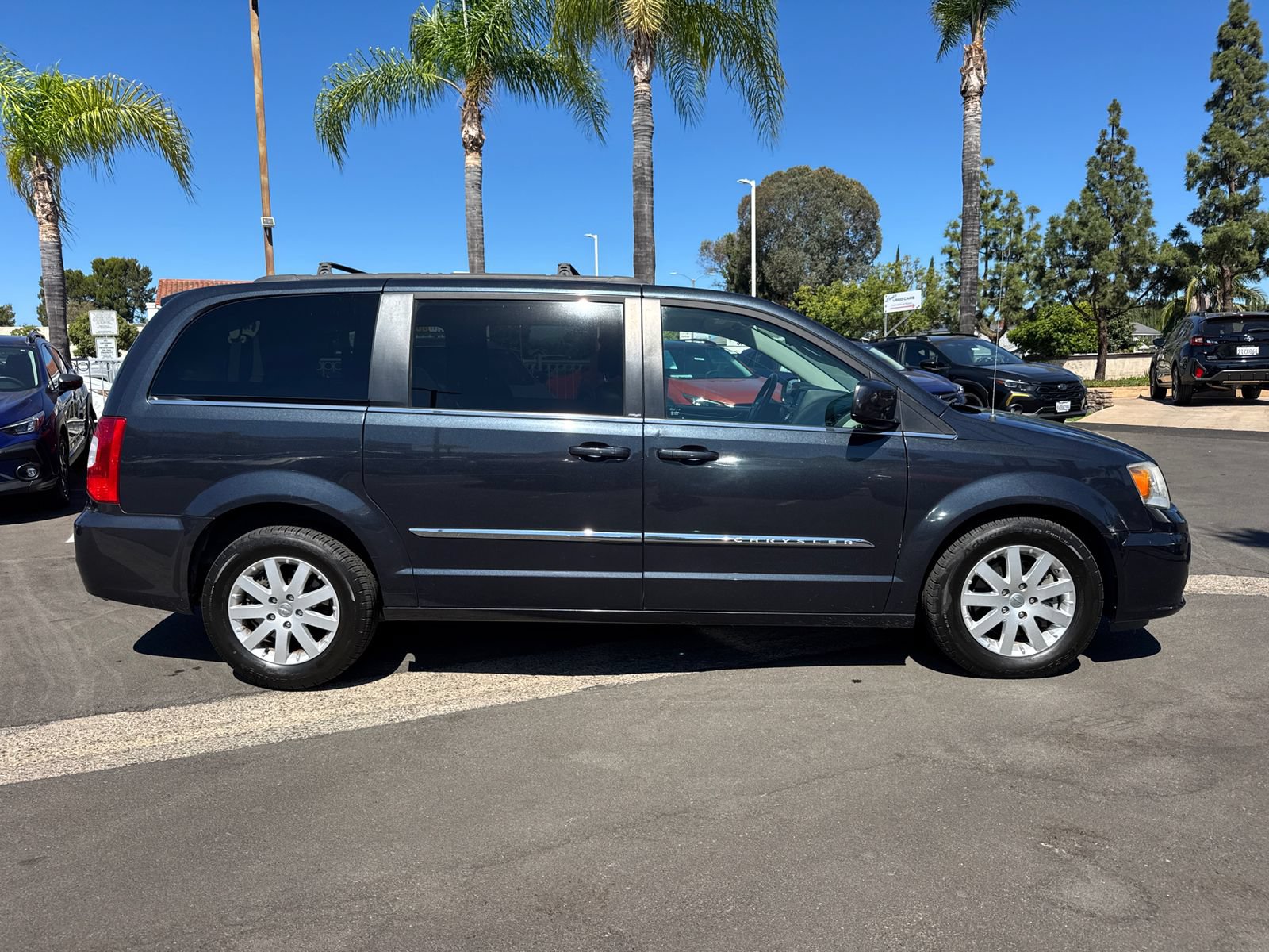 Used 2014 Chrysler Town & Country Touring FWD image 5