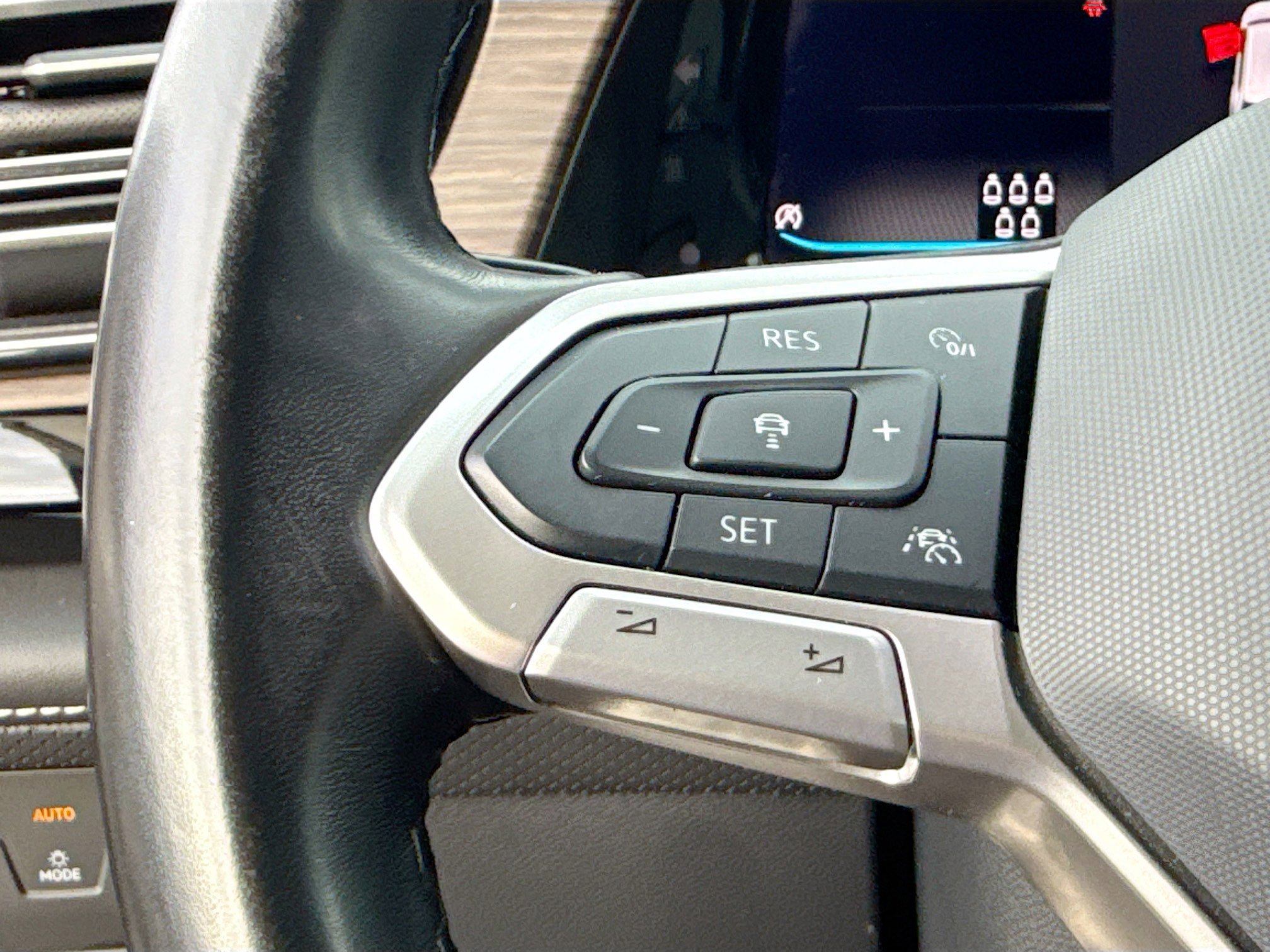 Used 2024 Volkswagen Atlas SEL Premium R-Line image 39