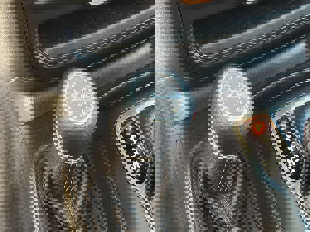 Used 2025 Jeep Wrangler Sahara image 21