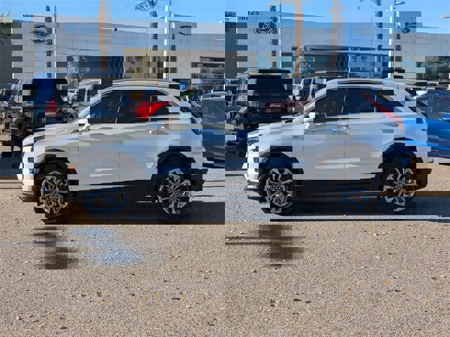 Used 2024 Cadillac XT4 Premium Luxury image 3