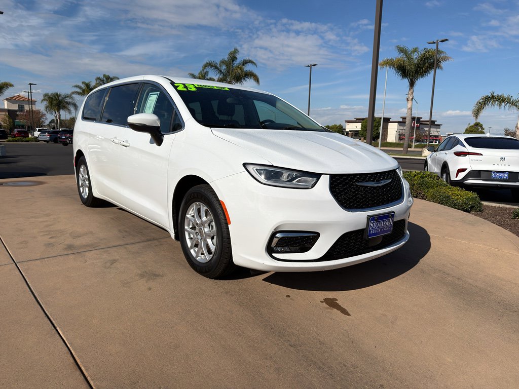 Used 2023 Chrysler Pacifica Touring-L image 3