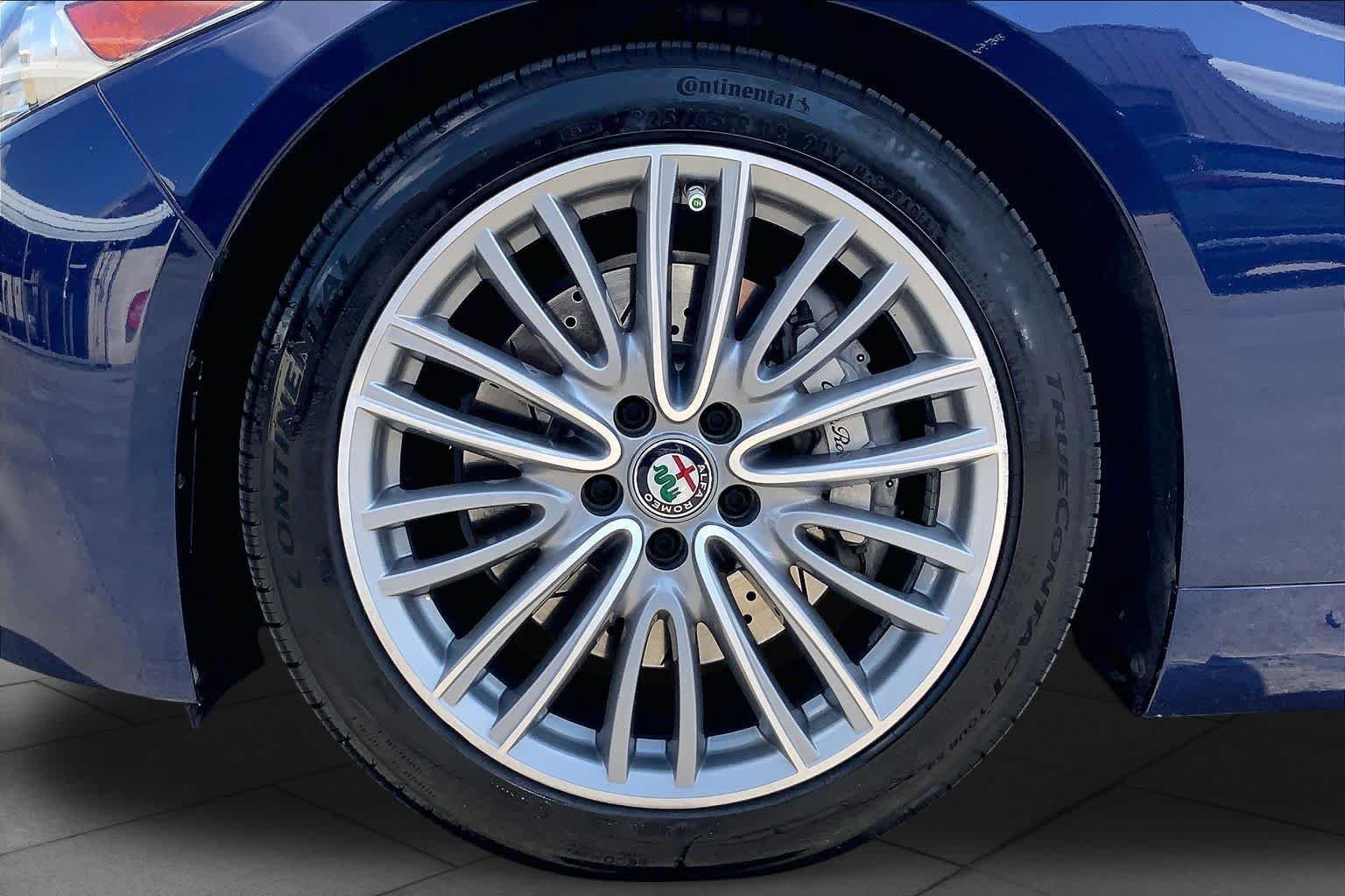 Used 2018 Alfa Romeo Giulia Ti w/ Quick Order Package 22Z Lusso RWD image 11
