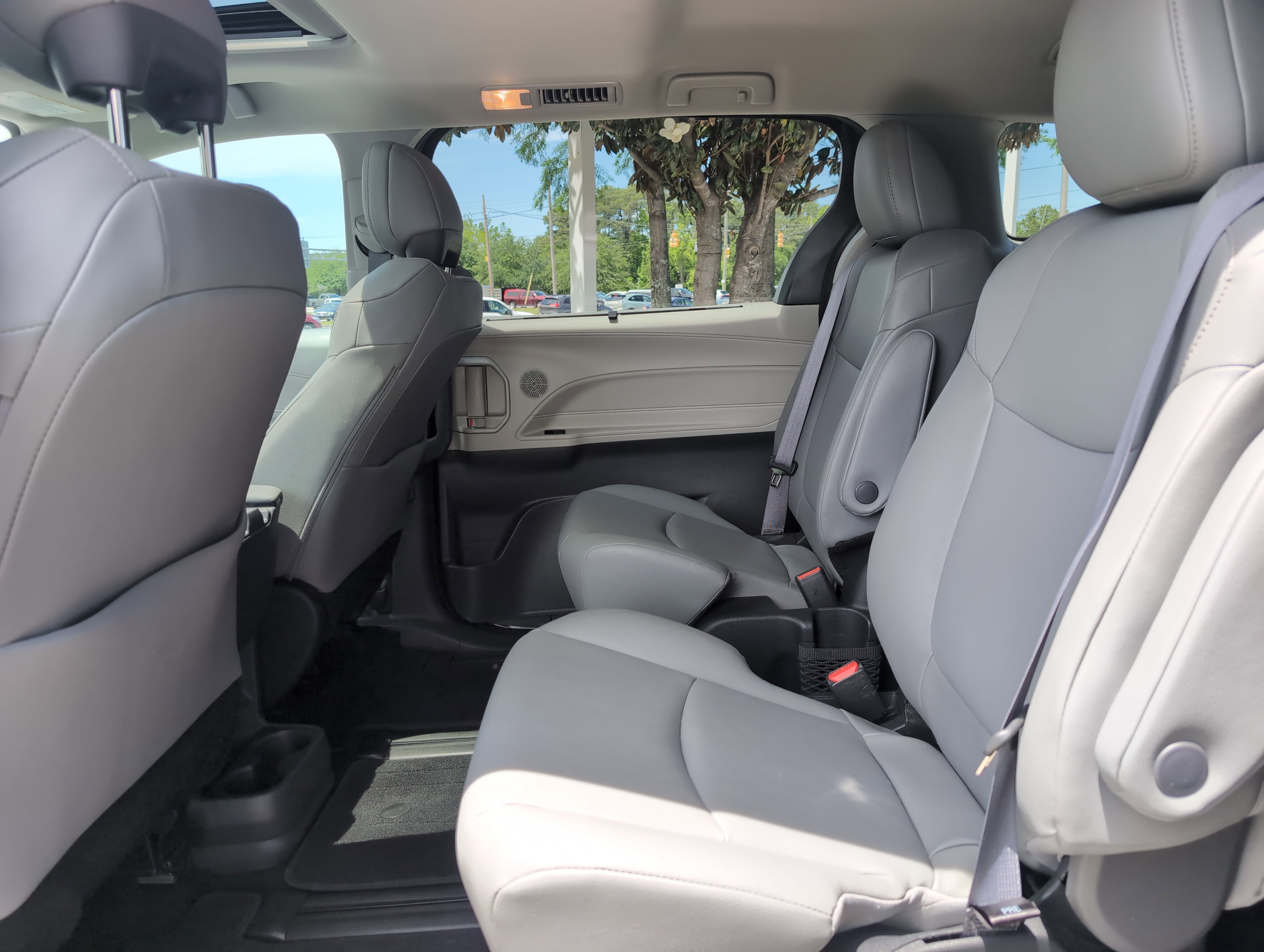 Certified 2023 Toyota Sienna XLE FWD image 30