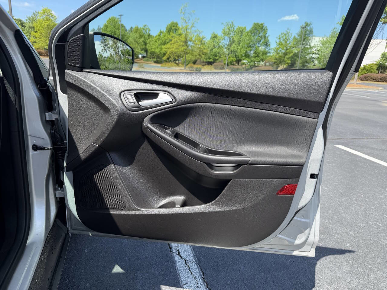 Used 2017 Ford Focus SE w/ Cold Weather Package FWD image 13