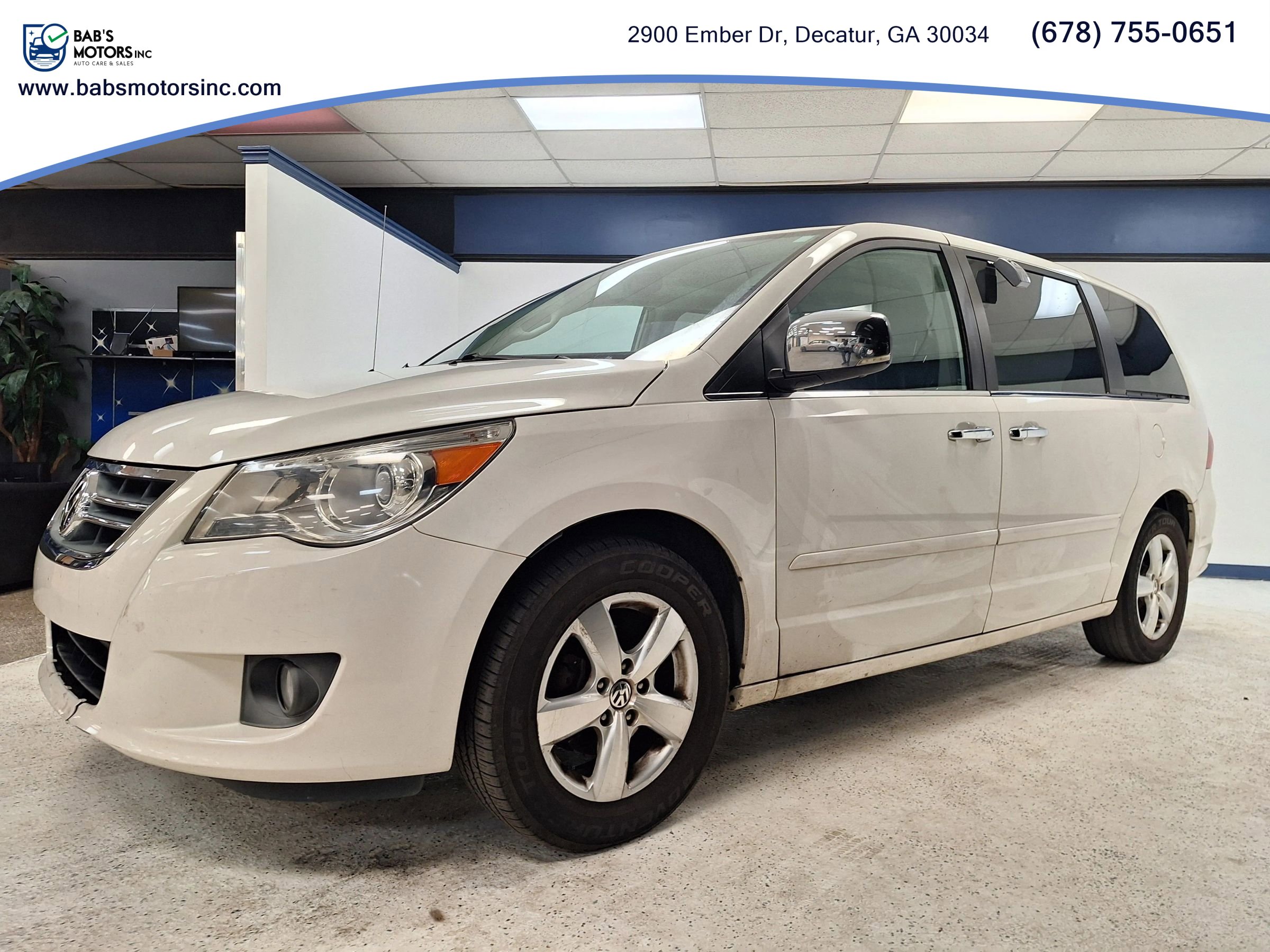 Used 2011 Volkswagen Routan SEL Premium FWD image 16