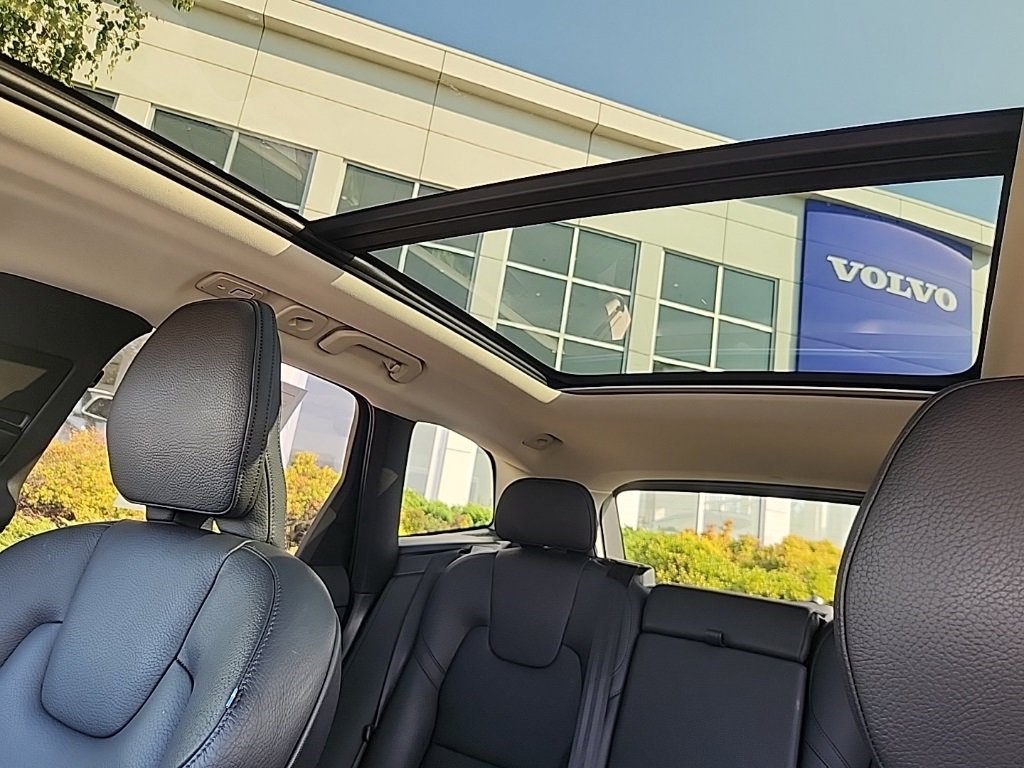 Certified 2025 Volvo XC60 B5 Plus image 31