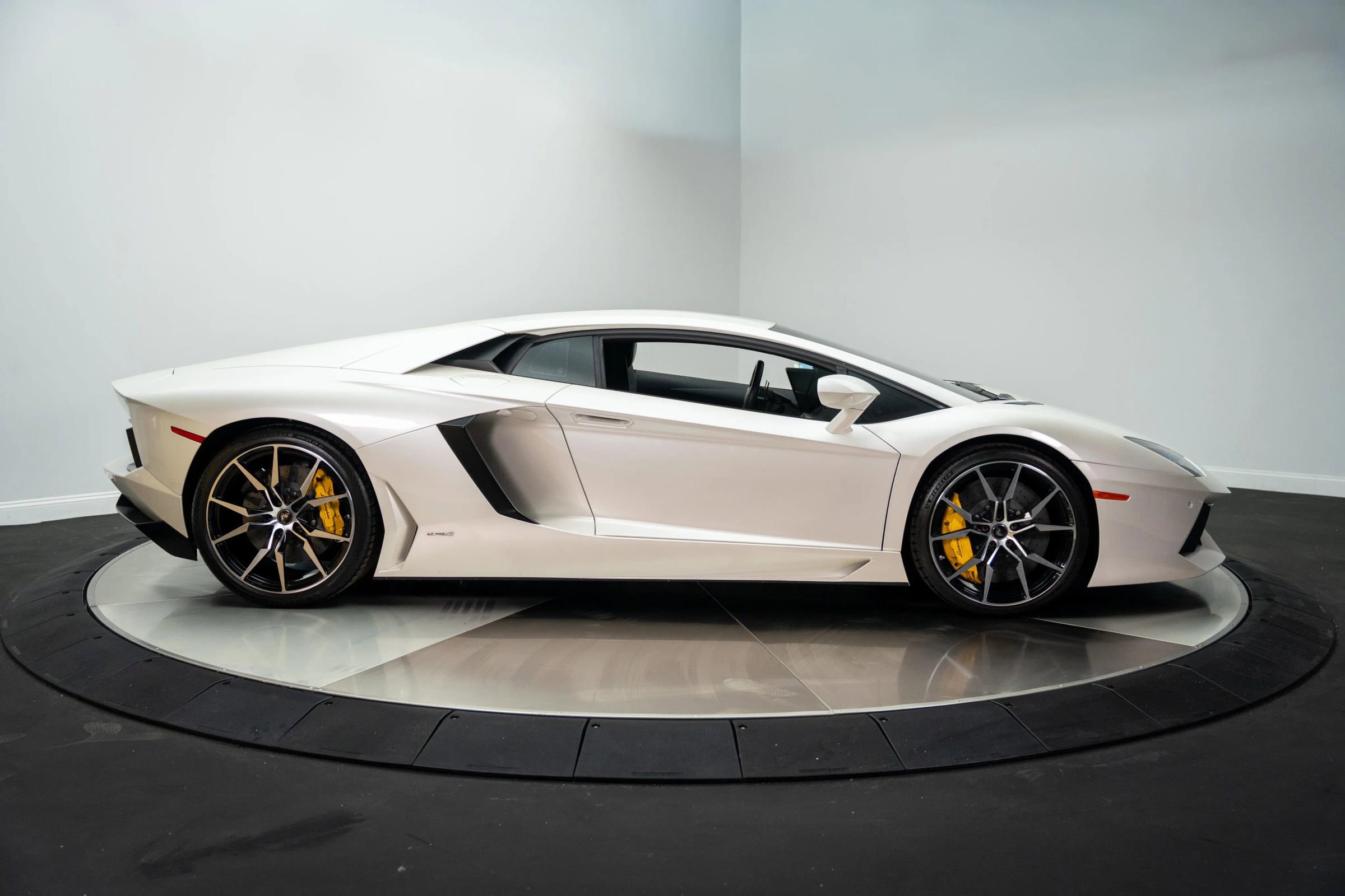 Used 2013 Lamborghini Aventador LP 700-4 image 10