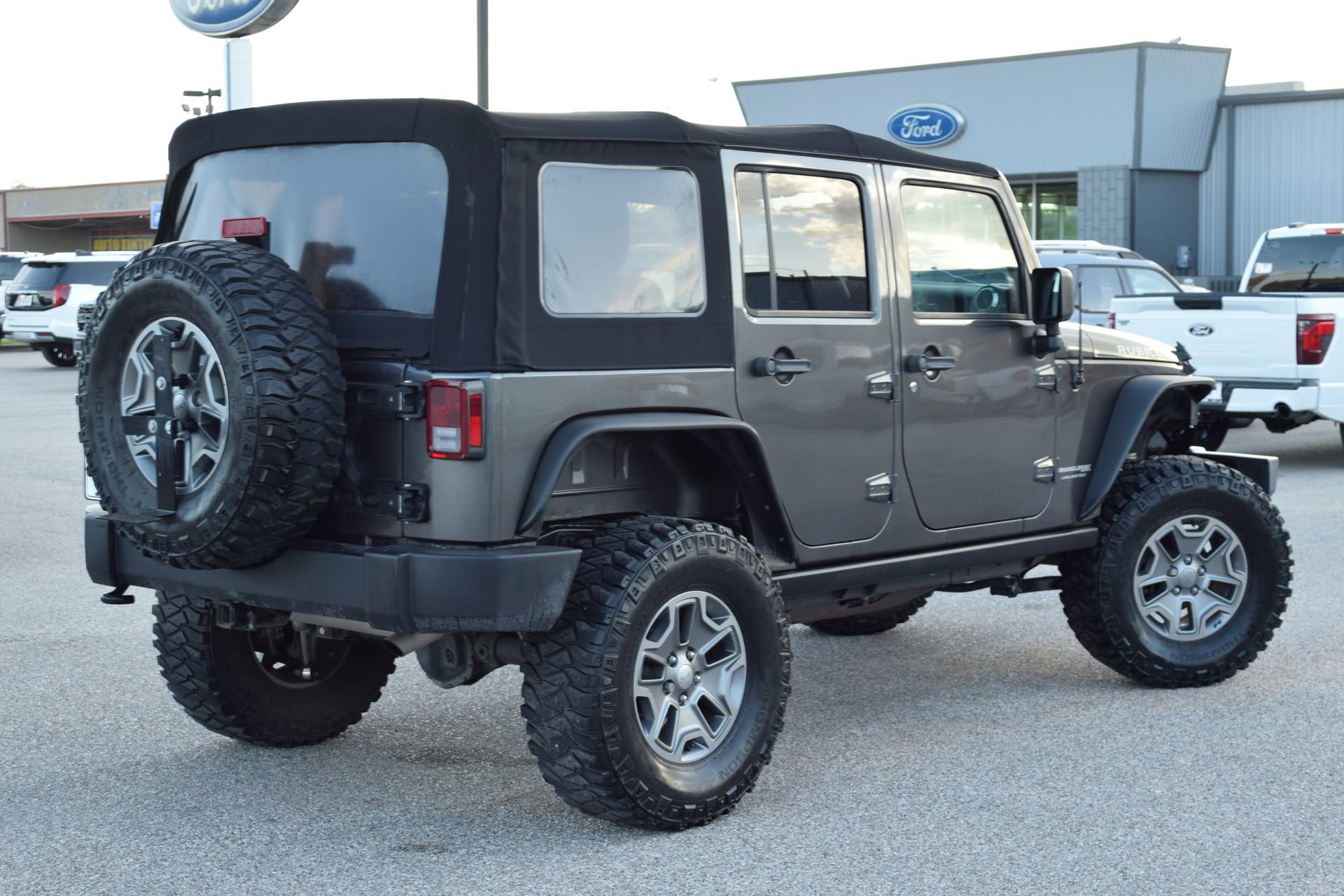 Used 2018 Jeep Wrangler Unlimited Rubicon w/ Connectivity Group image 6