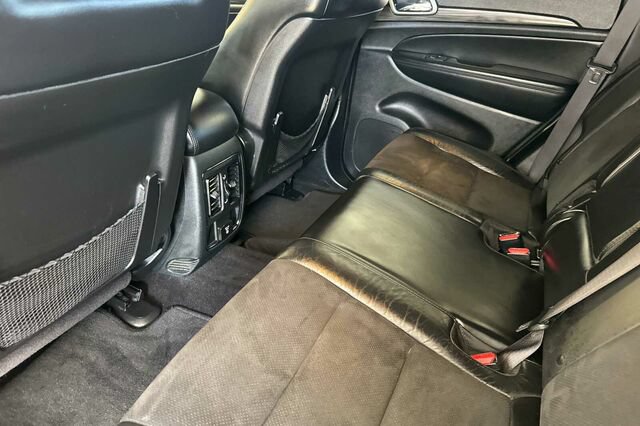 Certified 2022 Jeep Grand Cherokee Laredo X AWD/4WD image 9
