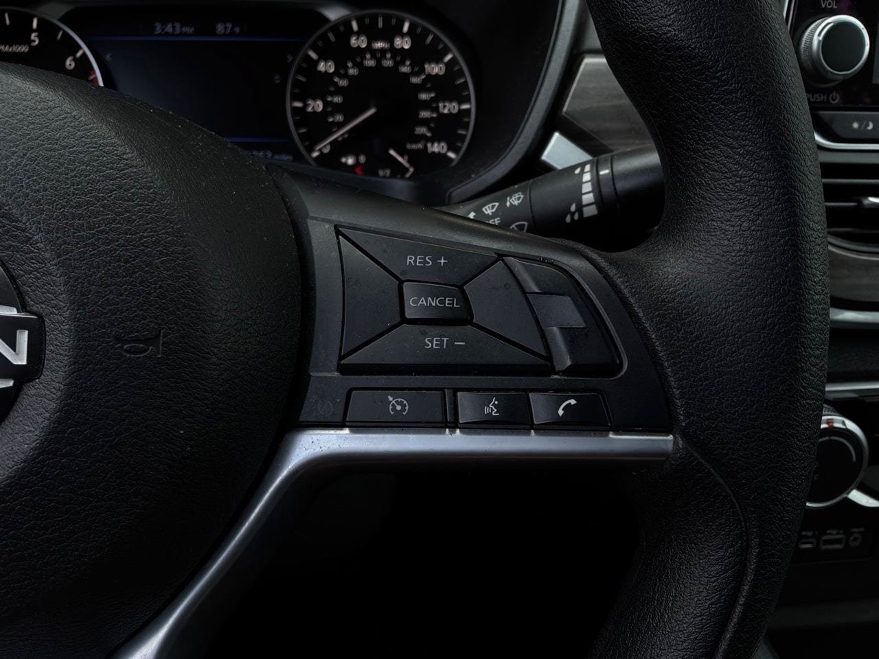 Used 2025 Nissan Altima 2.5 SV FWD image 33