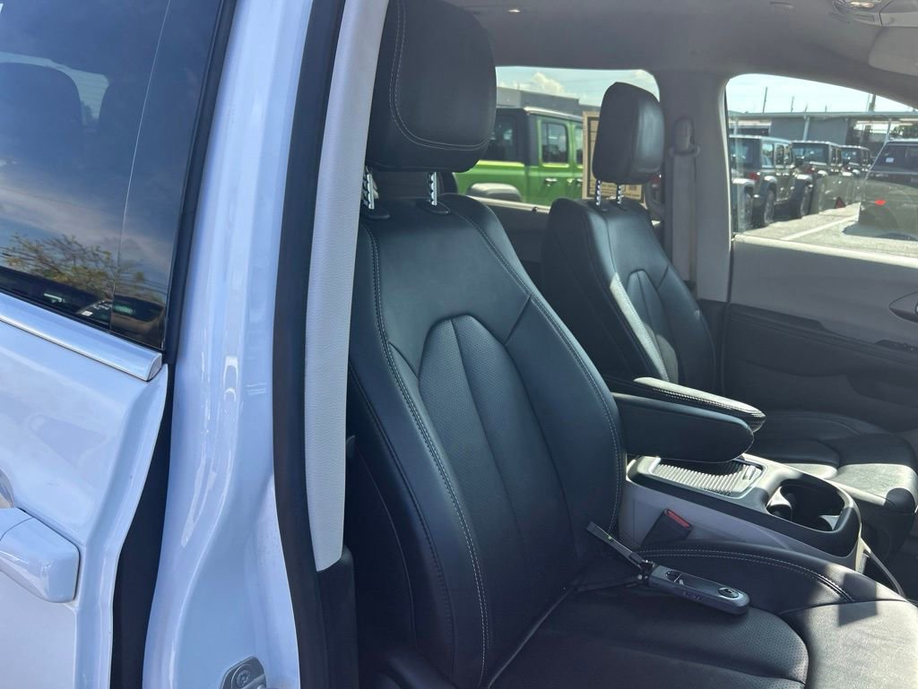Used 2024 Chrysler Pacifica Touring-L FWD image 14