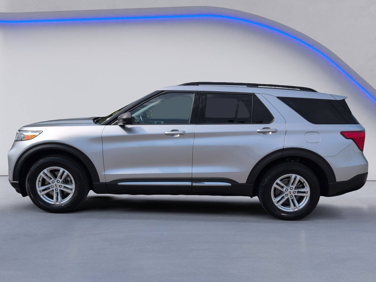Used 2020 Ford Explorer XLT w/ Equipment Group 202A AWD/4WD image 11
