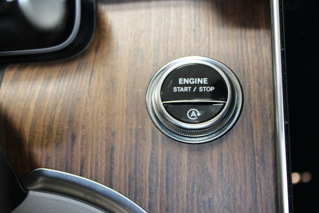 Used 2025 Mercedes-Benz C 300 4MATIC Sedan image 25