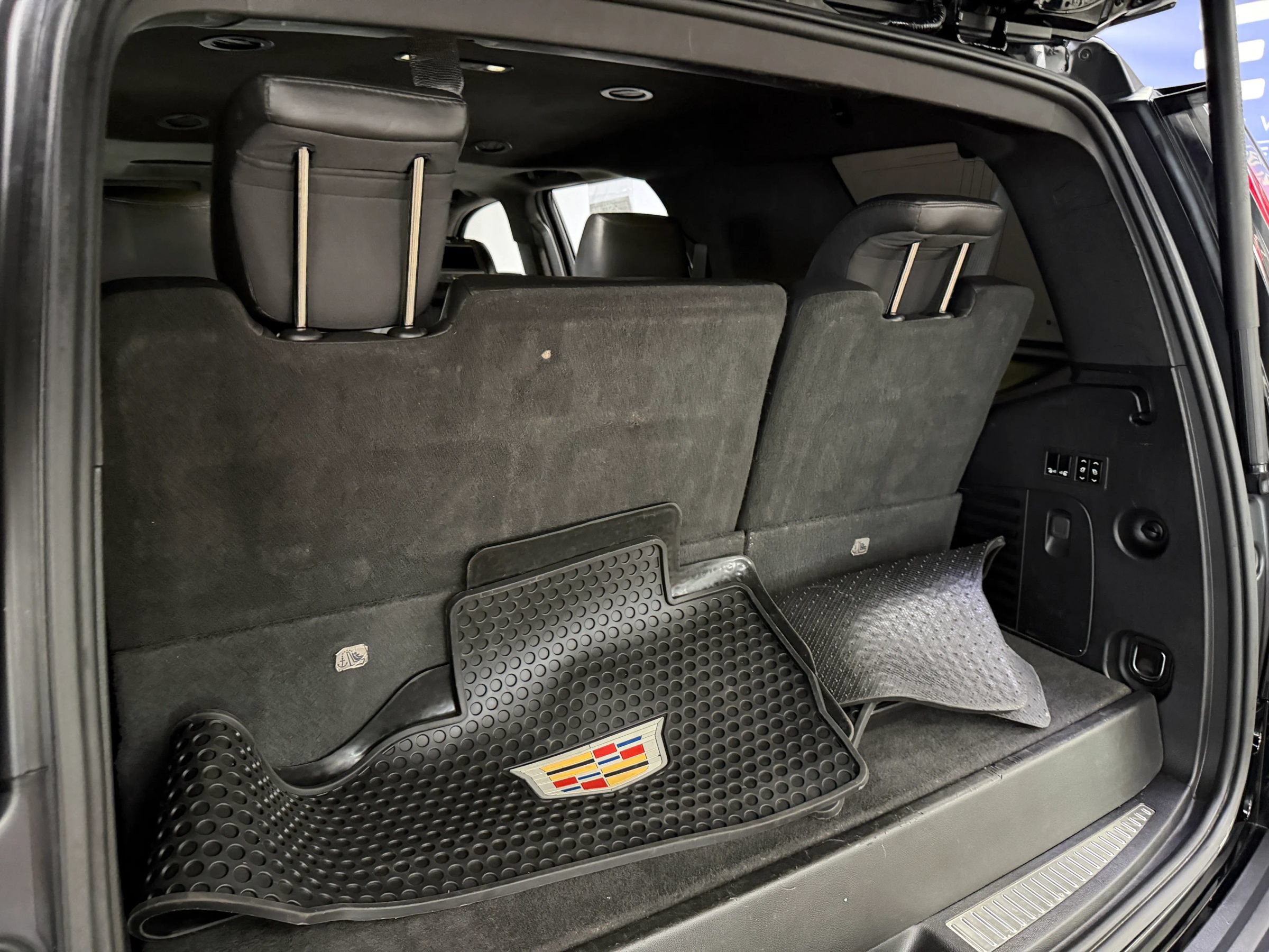 Used 2018 Cadillac Escalade Platinum RWD image 21
