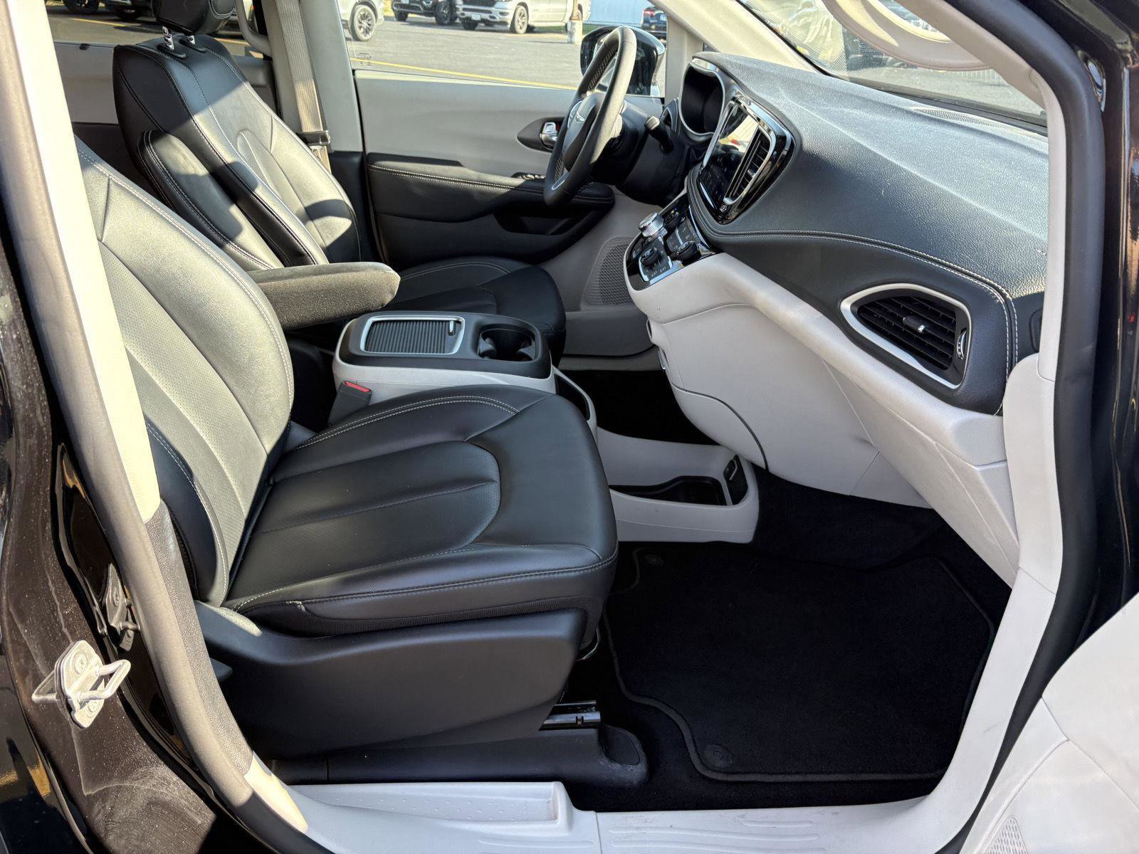 Used 2024 Chrysler Pacifica Touring-L image 19