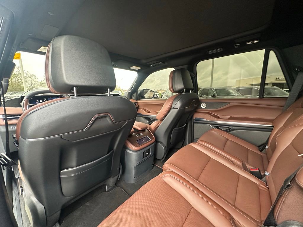 Used 2025 Lincoln Navigator Reserve image 21