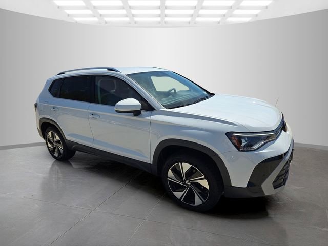 Used 2025 Volkswagen Taos SE AWD/4WD image 2