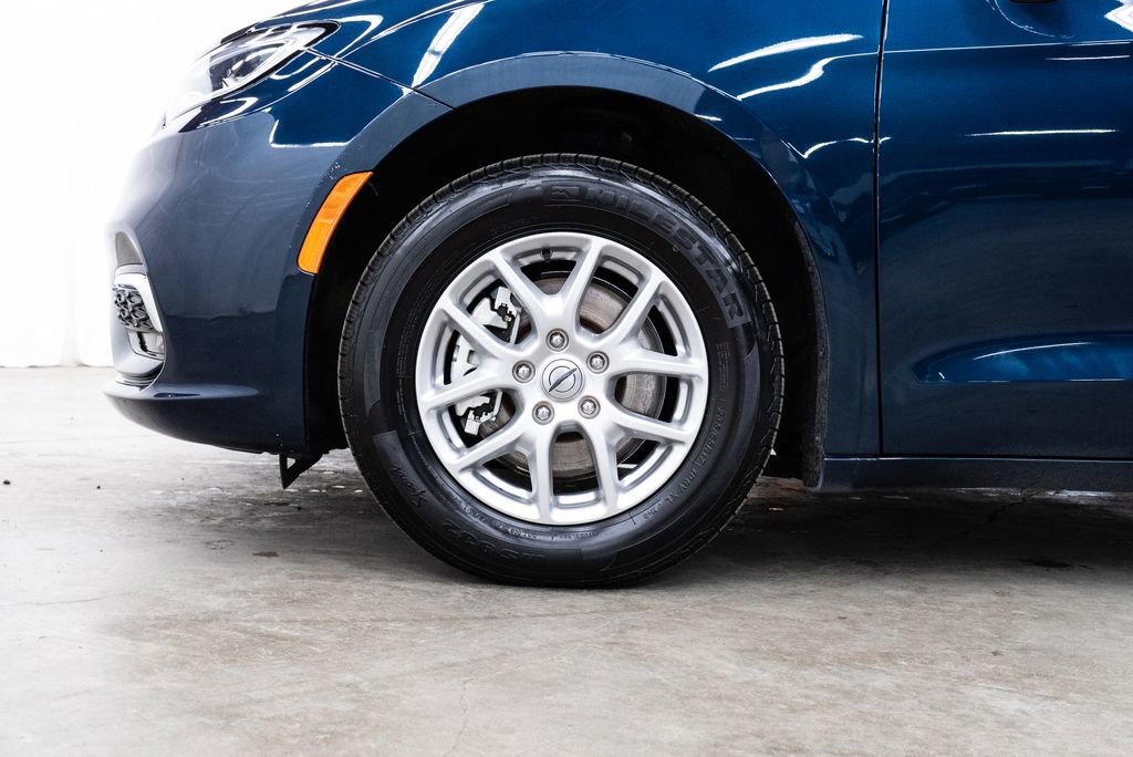 Used 2025 Chrysler Pacifica Select image 7