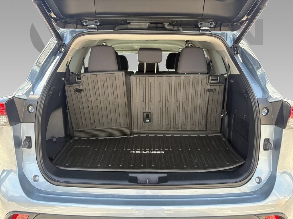 Used 2023 Toyota Highlander LE FWD image 26
