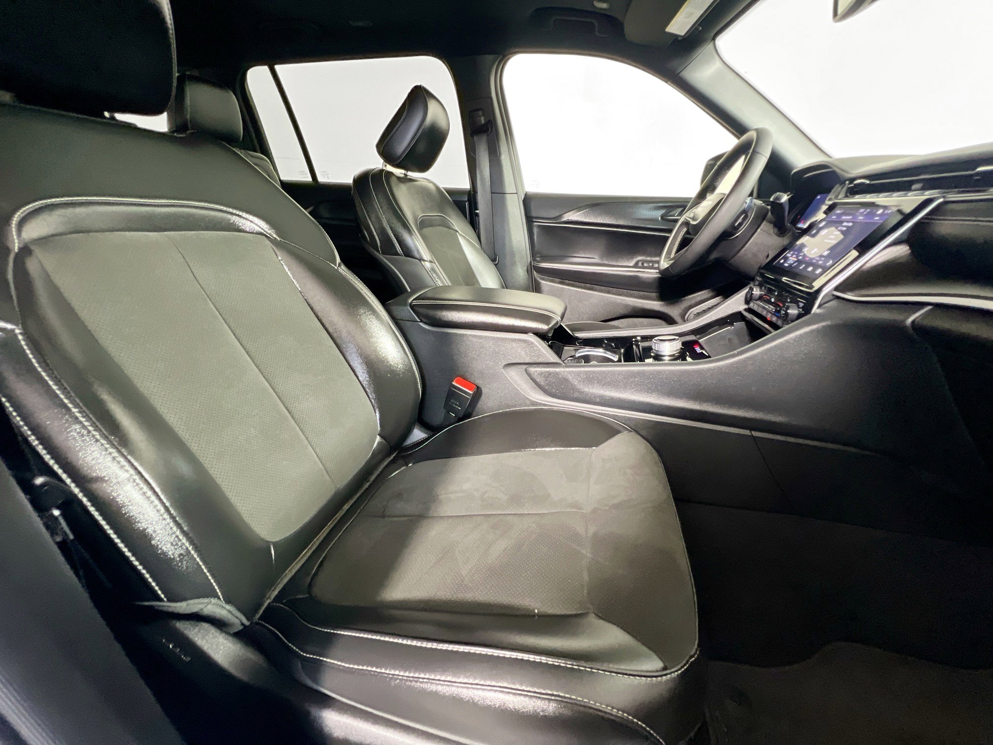 Used 2023 Jeep Grand Cherokee L Laredo image 31