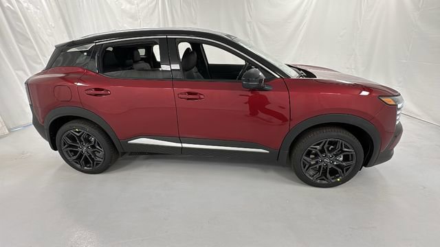 Used 2025 Nissan Kicks SR w/ Illumination Package image 2