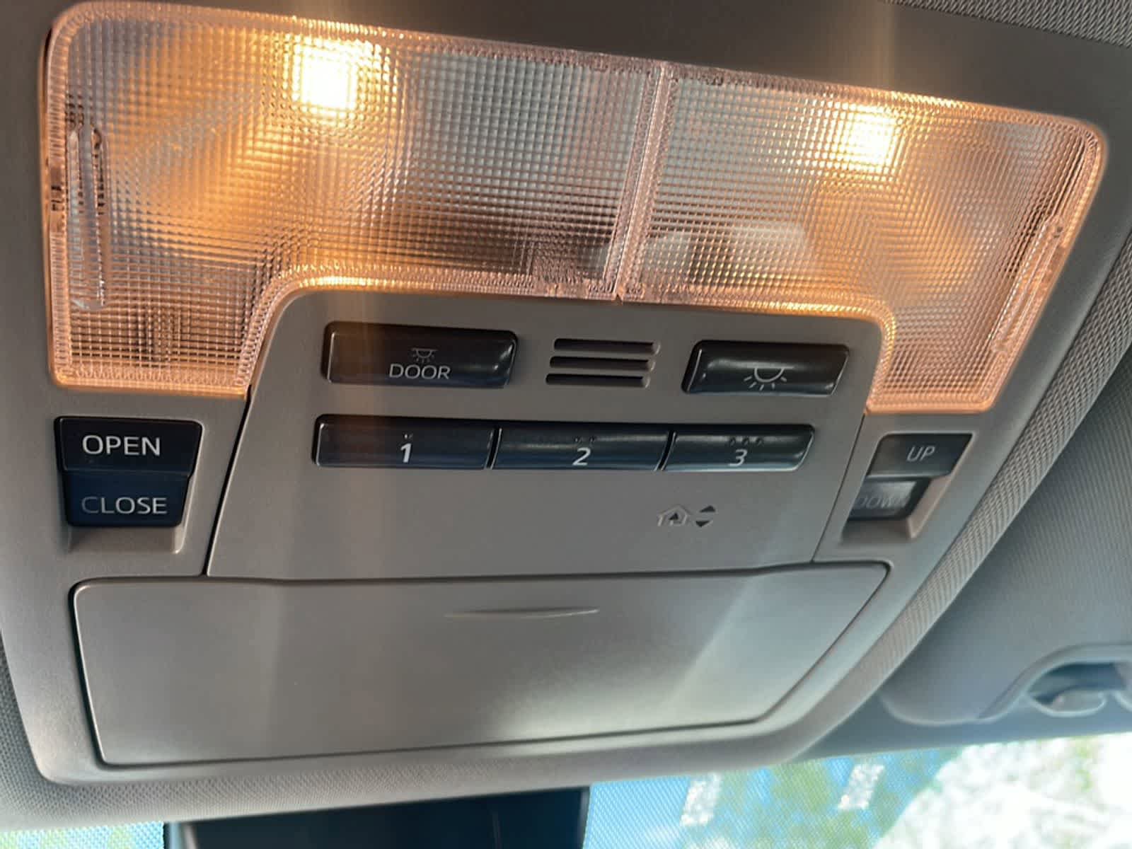 Used 2019 Toyota Highlander SE AWD/4WD image 23