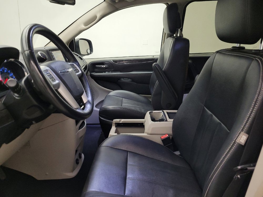 Used 2016 Chrysler Town & Country Touring w/ Driver Convenience Group FWD image 17