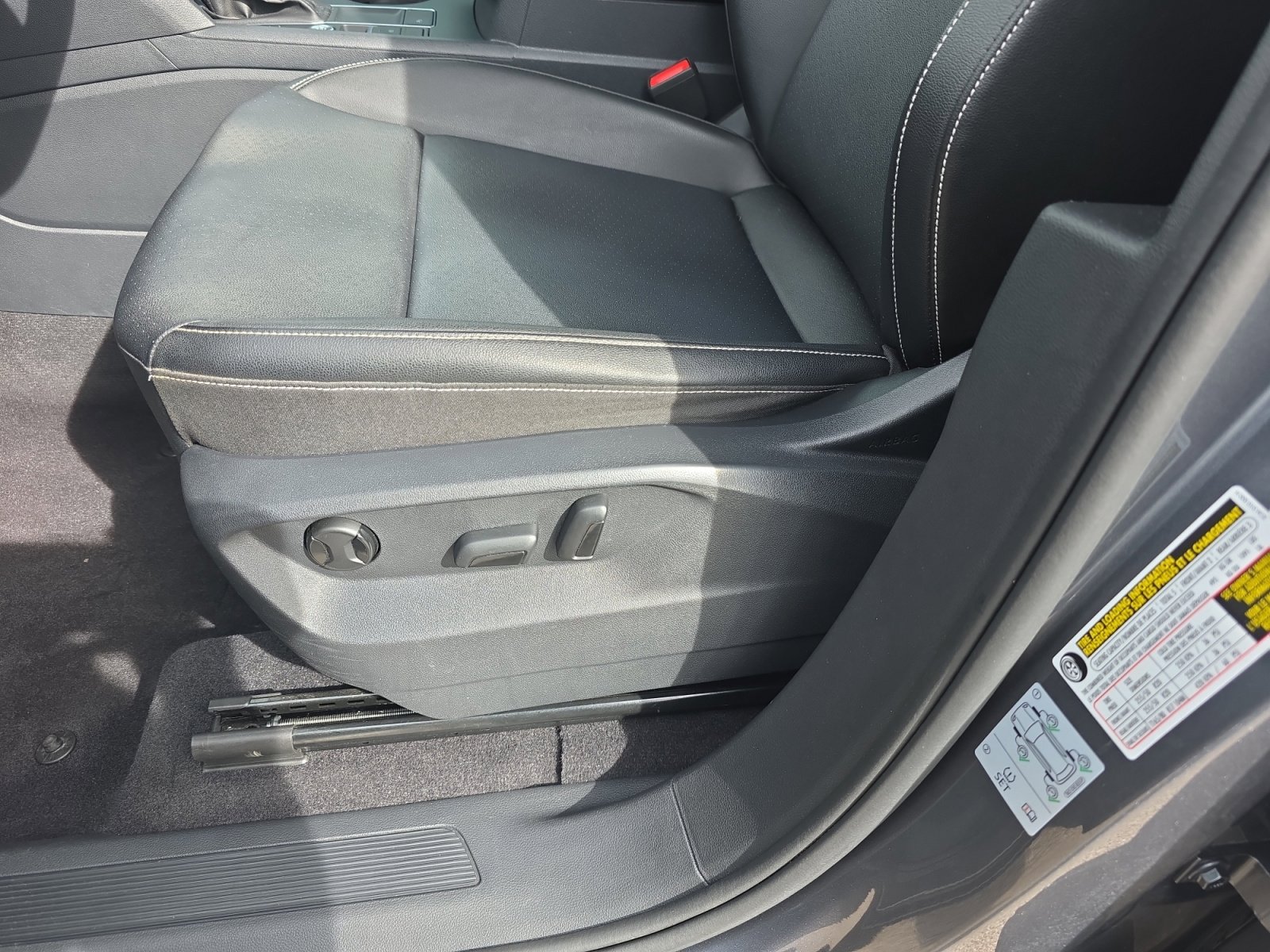 Used 2020 Volkswagen Atlas Cross Sport SE w/ Panoramic Sunroof Package image 14