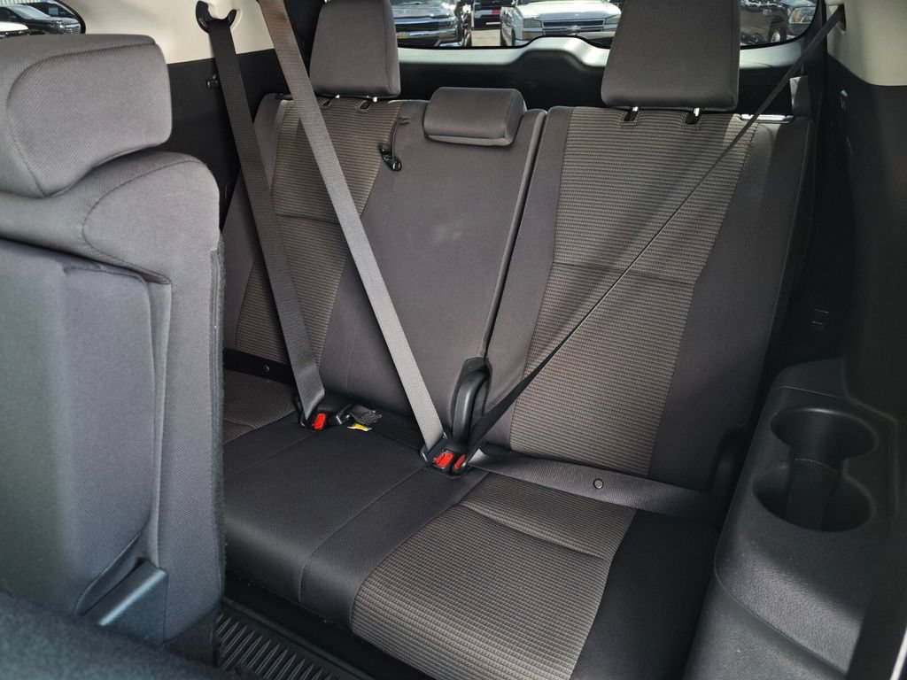 Used 2025 Toyota Highlander LE FWD image 35