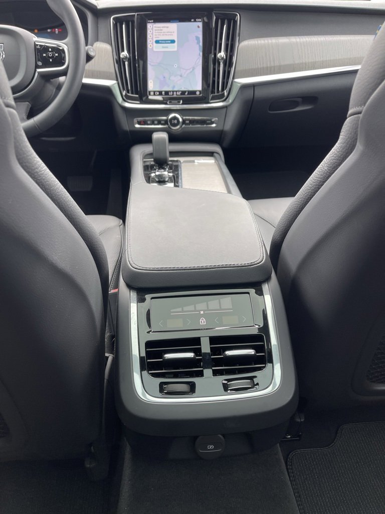 Used 2025 Volvo V90 B6 Cross Country Plus w/ Protection Package Premier image 15