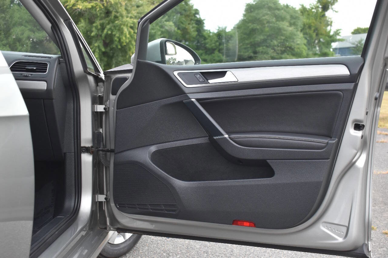 Used 2015 Volkswagen Golf S image 9